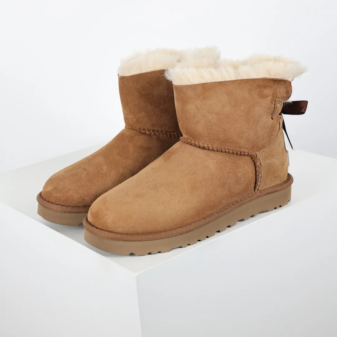 Pick up locally 💰560 The core recommendation is good price UGG bailey MiNi bow 2.0 series Xiaohongshu hot model Henan Longfeng leather production Sheepskin and fur integration Top quality in the market Waterproof upper material 2-3 cm cashmere insole to keep warm in winter and suitable for home use UUG launches a style series in the new year, partially skewed toward the preferences of young consumers, and also at the forefront of fashion trends Shoe body material Water-repellent coated suede upper 17mm UGGPURE™ implanted wool insole Lightweight non-slip comfortable rubber outsole With brand LOGO Trademark Comes with full packaging Size: 35 36 37 38 39 40